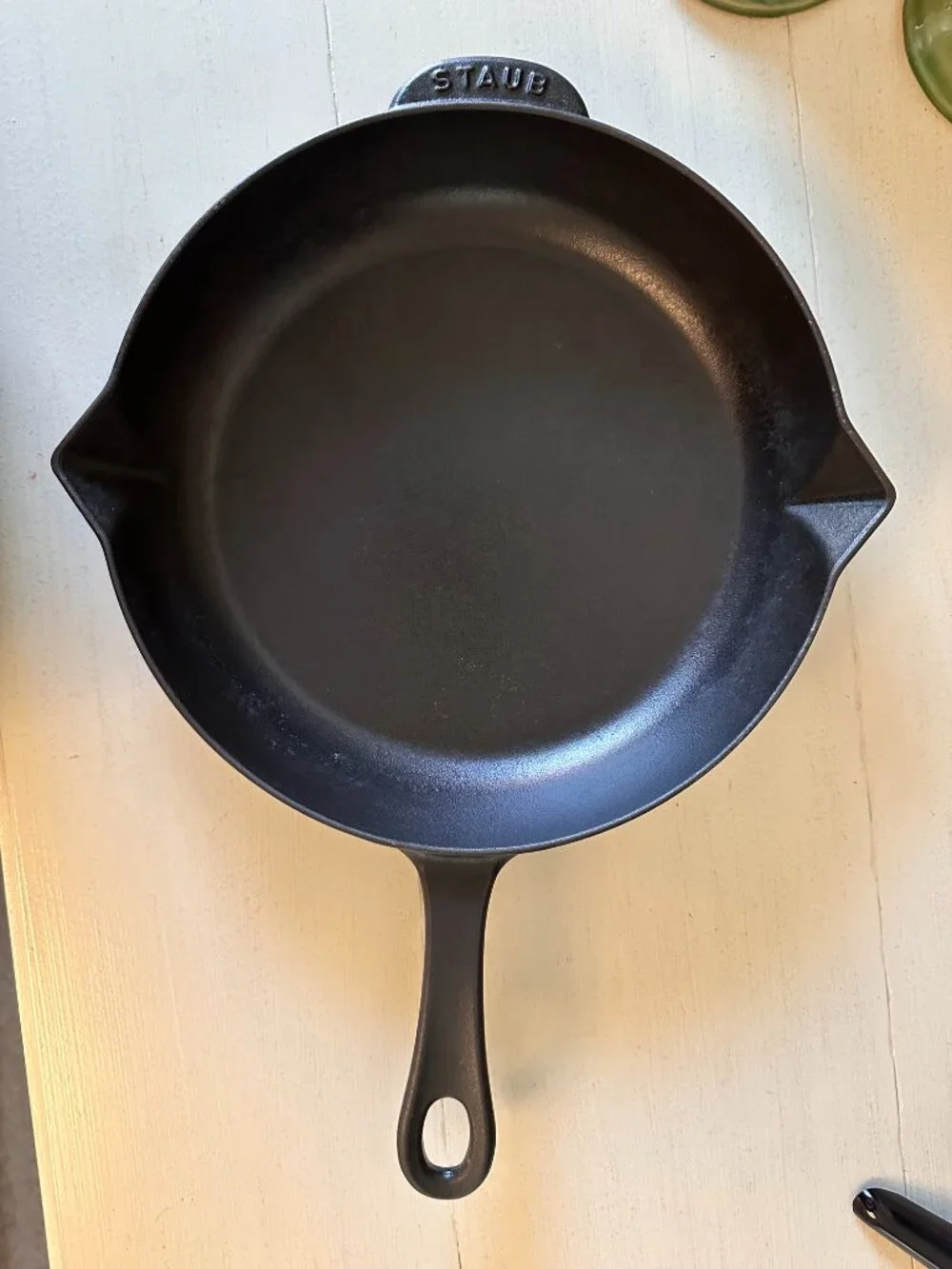 Staub Cast Iron Skillet in Matte Black-VGUC